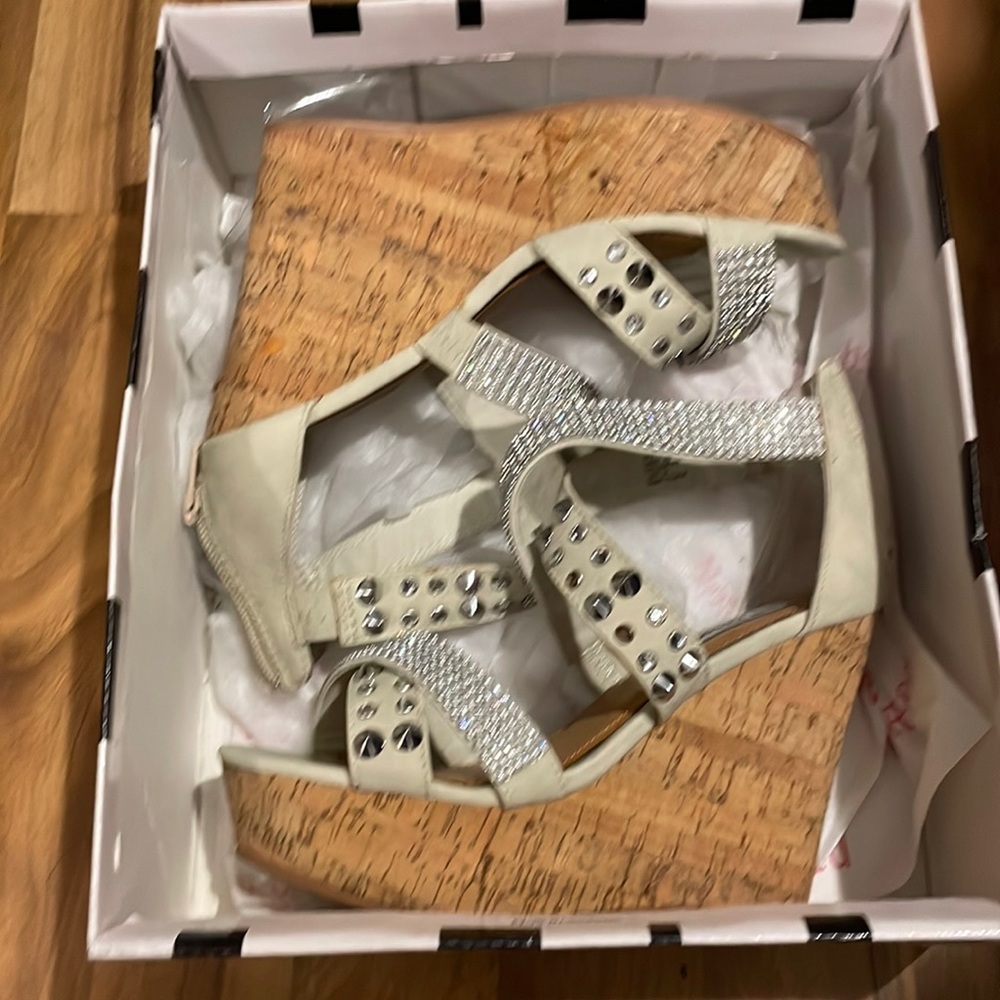 Selling Not rated wedge tan size 6 shoe. New in box, never worn